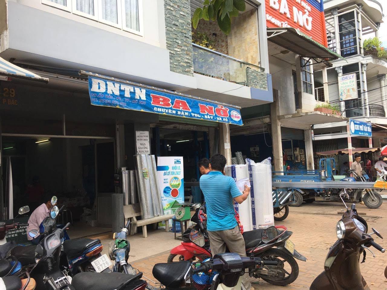 Hoạt động bốc dỡ hàng tại bãi